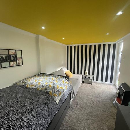 Beautiful Place To Live Near Heathrow Windsor Legoland & Free Parking Onsite Бернем Экстерьер фото